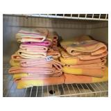 BATH TOWEL SET LOOKS NEW