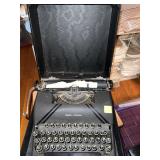 SMITH CORONA VINTAGE TYPEWRITTER IN CASE