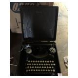 BLACK CORONA TYPEWRITER WITH CASE, NICE CONDITION