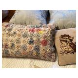GROUP OF PILLOWS INCLUDING QUILTED CIRCLE