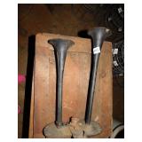 DOUBLE METAL HORN, 18"