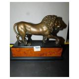 10WX8H METAL LION STATUE ON WOOD BASE