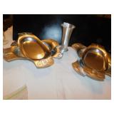 KENSINGTON  6 SERVING TRAYS PLUS VASE, WHEAT