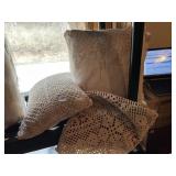 HAND CROCHETED 4 PILLOWCASES W/ PILLOWS