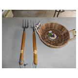 BASKET AND 2 LIFTERS