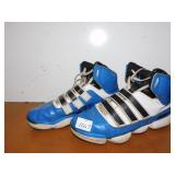 ADIDAS SZ. 10.5 TENNIS SHOES USED