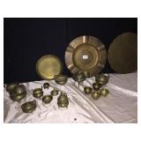 LARGE ASSORTMENT BRASS AND 1 COPPER TRAY