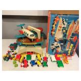 FISHER PRICE PLAY FAMILY AIRPORT WITH LOTS OF