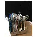 APPROX 34 PLASTIC HANGERS