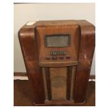 FLOOR MODEL RADIO PHILCO RADIO READ SLIP FROM