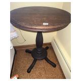 OAK ANTIQUE TABLE 23" ROUND W/ CARVED CENTER