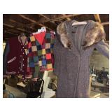 VINTAGE JACKE, COAT W/ FUR COLLAR .