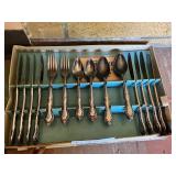 FLATWARE SET .