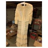 VINTAGE LACE DRESS W/ LONG SLEVES .