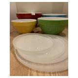 NESTING BOWLS WITH LIDS LIKE NEW