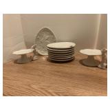 8 BUNNY PLATES AND 2 PEDESTAL DISHES PIER ONE