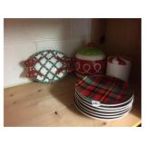 ROBERT STANLEY PLAID CHRISTMAS LUNCH PLATES,