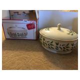 HOLIDAY LENOX COVERED DISH IN BOX