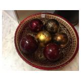 GLASS BOWLS AND DECORATIVE BOWL WITH GOLD DETAIL