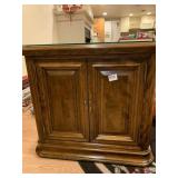 SIDE TABLE ETHAN ALLEN GLASS TOP 2 DOORS RAISED