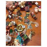 LARGE ASSORTMENT OF CHRISTMAS ORNAMENTS INCLUDING