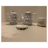 BLUE/WHITE TEAPOT SET, TABLE CLOTHES OVAL AND