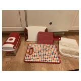 CUTTING BOARD W/ MEASURING CUPS THAT FIT IN,