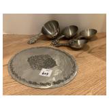 WENDELL AUGUST TRIVET AND MEASURING CUPS