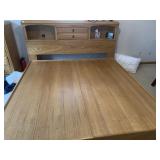 KING BED OAK W/ DRAWER STORAGE BASE W/ CEDAR