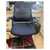 BLACK ROLLING ADJUSTABLE DESK CHAIR