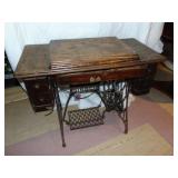 SINGER SEWING MACHINE IN CABINET