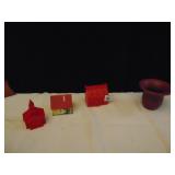 PLASTIC HOUSES AND 4" GLAZED POTTERY VASE # 511