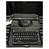 UNDERWOOD BLACK TYPEWRITER IN CASE MANUAL