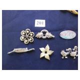 GROUP OF SEVEN PINS BROOCHES DUCKS, FLOWER, LEAF