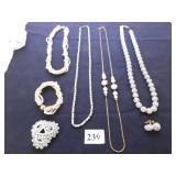 CULTURED PEARL NECKLACE AND BRACELET SET, GOLD