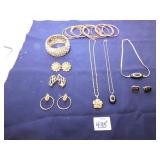 GOLD TONE RHINESTONE 1.5" BRACELET, PENDANT