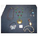 NECKLACE WITH WOOD AND GREEN GLASS BEADS AND