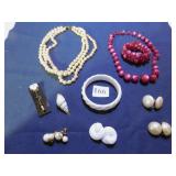 TRIPLE STRAND OF PEARLS, RED BEADED NECKLACE WITH