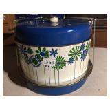 CAKE SAVER WITH INTEGREL SERVING AND COOKIE