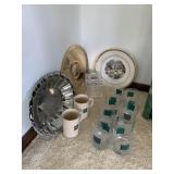 GROUP OF ASSORTED GLASSWARE AND SERVING TRAYS