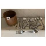 STAINLESS FLATWARE TOWLE & POTTERY HOLDER