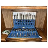 ONEIDA SILVERPLATE SET IN WOOD BOX