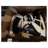 SZ. 4 HOCKEY SKATES