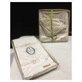 DAMASK SET TABLECLOTH & NAPKINS, 2 SETS 56 X 76