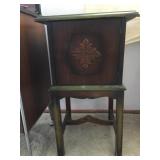 SMALL STAND NEEDS KNOB