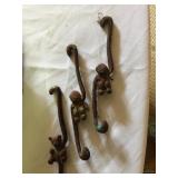 CAST IRON MONKEYS LINK TOGETHER.