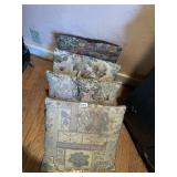 4 DECORATIVE THROW PILLOWS
