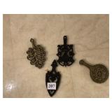 CAST TRIVETS 4 TRIVETS