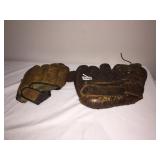 LEATHER VINTAGE BASEBALL GLOVE AND CATCHERS MIT