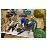 KITCHEN UTENSILS INCLUDING LEVELING MEASURING